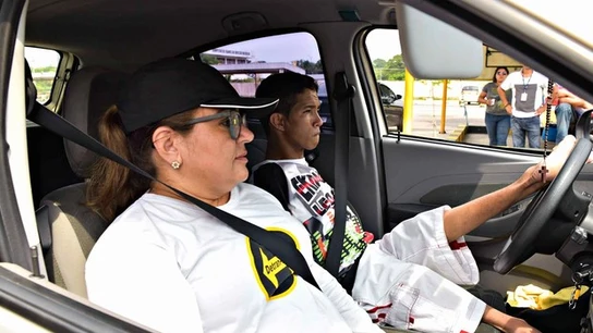 Leonardo de Souza, joven de 18 años sin brazos examinándose del carnet de conducir Leonardo de Souza, joven de 18 años sin brazos examinándose del carnet de conducir