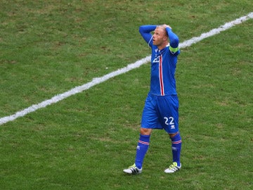 Gudjhonsen en un partido con Islandia Gudjhonsen en un partido con Islandia