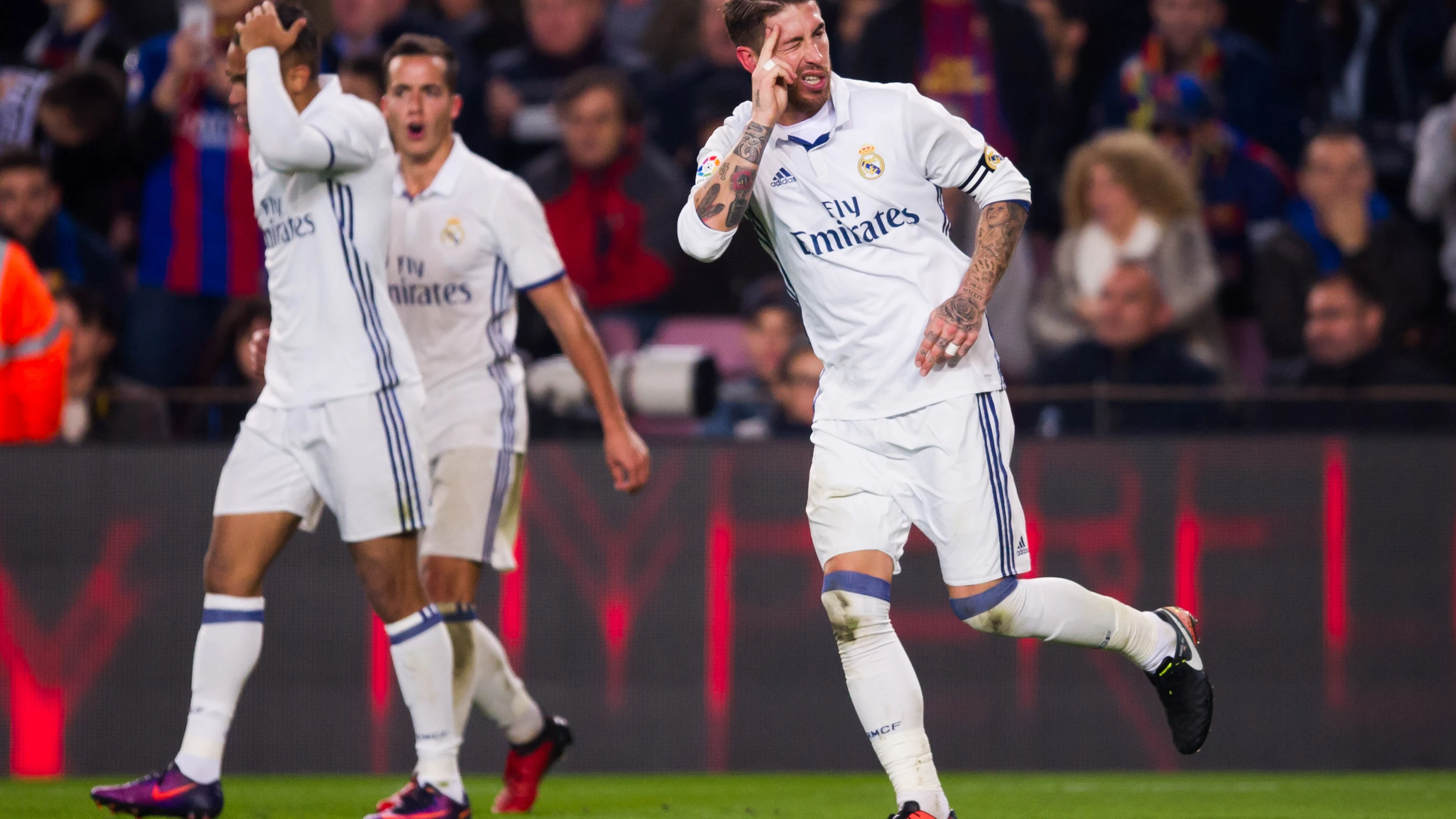 Un movimiento de aficionados culés protesta contra la presencia "masiva" de turistas que apoyaron "sin disimulo" al Madrid en las gradas del Camp Nou Un movimiento de aficionados culés protesta contra la presencia "masiva" de turistas que apoyaron "sin disimulo" al Madrid en las gradas del Camp Nou