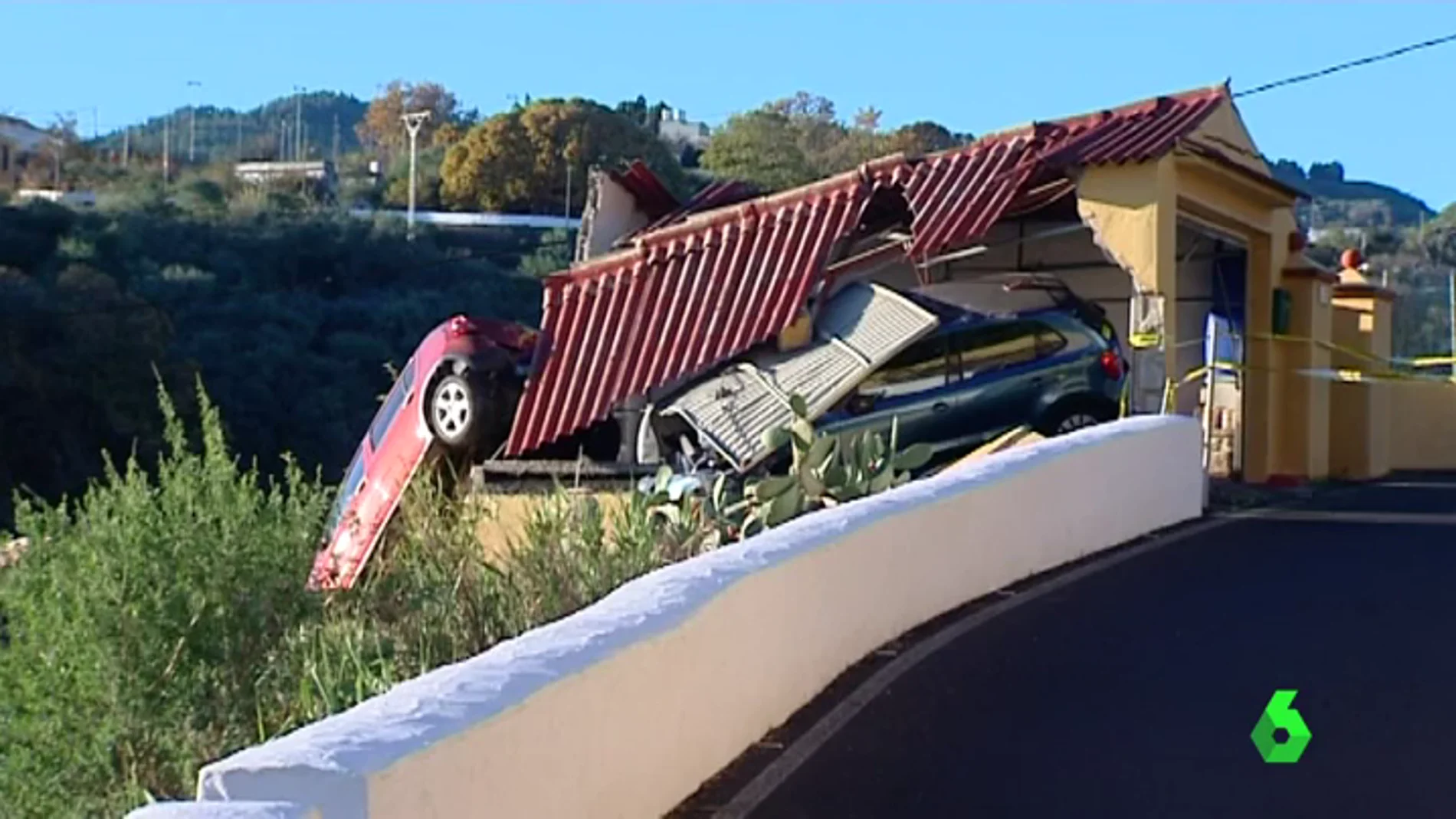 Imágenes del accidente en Gran Canaria, en el que dos vehículos han terminado sobre el tejado de una vivienda