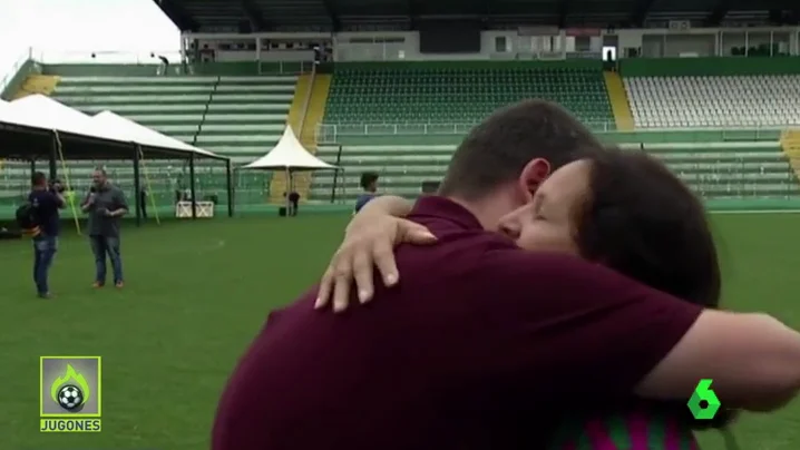Frame 84.376191 de: El emocionante gesto con un periodista de la madre de Danilo, futbolista fallecido del Chapecoense Frame 84.376191 de: El emocionante gesto con un periodista de la madre de Danilo, futbolista fallecido del Chapecoense