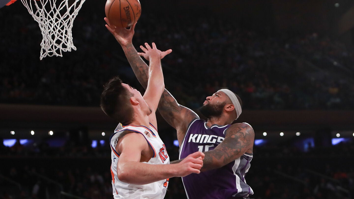 Willy Hernang&oacute;mez intenta defender a DeMarcus Cousins
