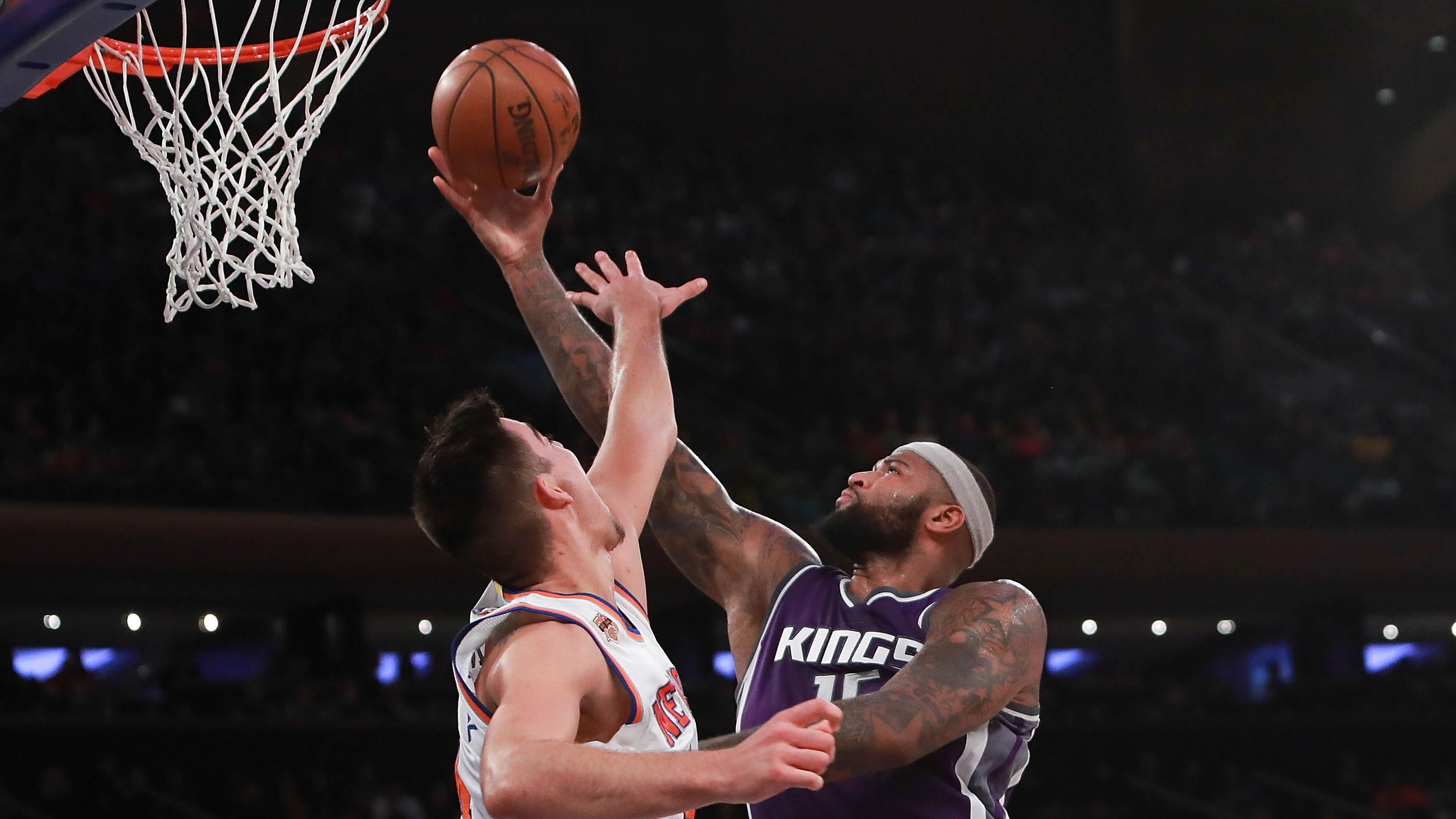 Willy Hernang&oacute;mez intenta defender a DeMarcus Cousins