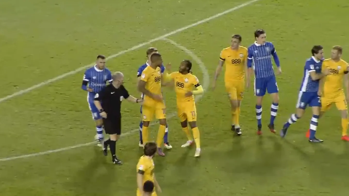 Los jugadores del Preston, pegándose entre ellos Los jugadores del Preston, pegándose entre ellos