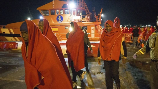 Llegan al puerto de Motril los 52 subsaharianos rescatados de una patera Llegan al puerto de Motril los 52 subsaharianos rescatados de una patera