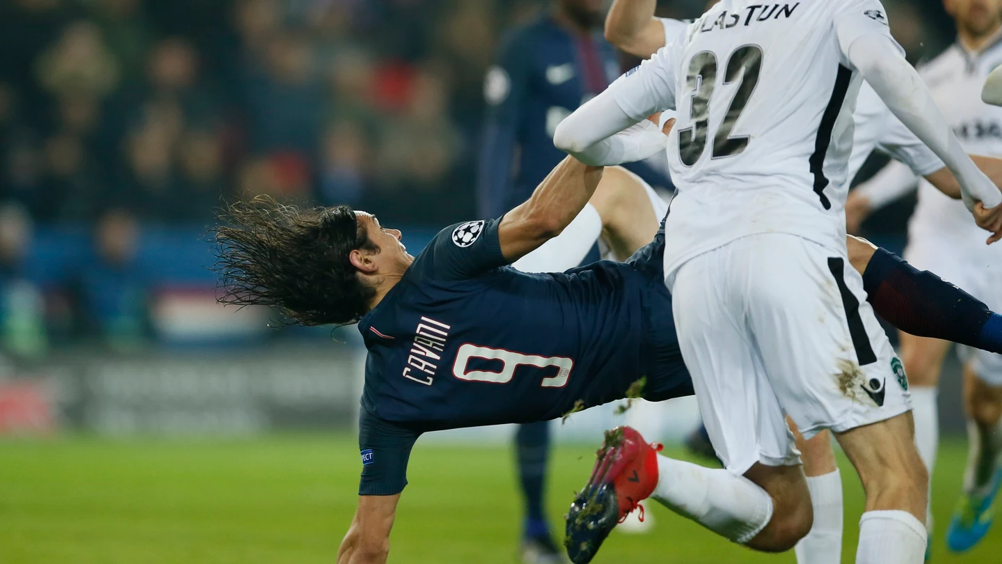 Cavani anota de chilena Cavani anota de chilena