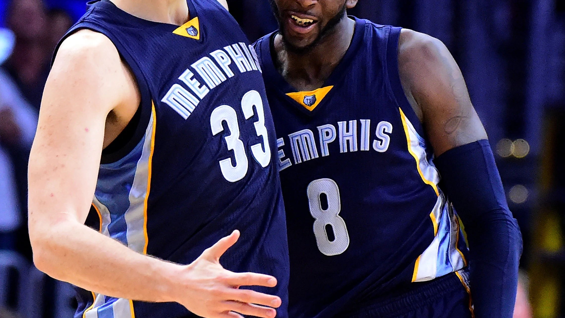Marc Gasol celebra una canasta con James Ennis