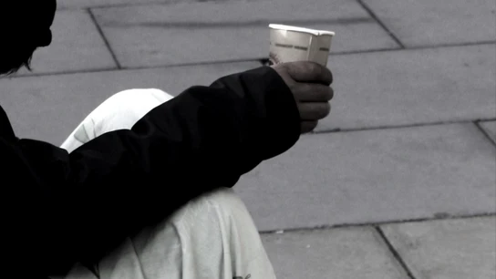 Una persona pidiendo dinero en la calle Una persona pidiendo dinero en la calle