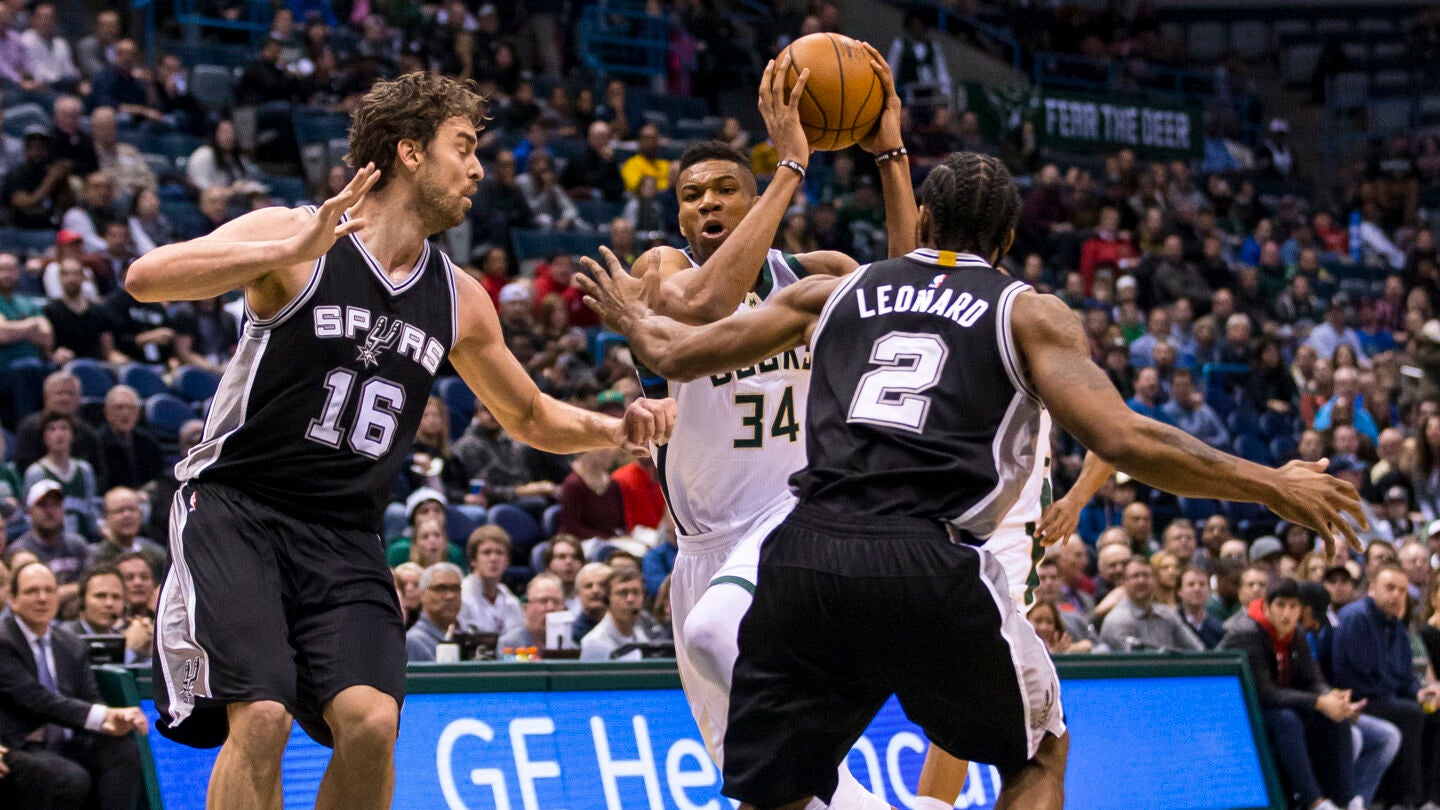 Pau Gasol y Leonard intentan defender a Antetokounmpo
