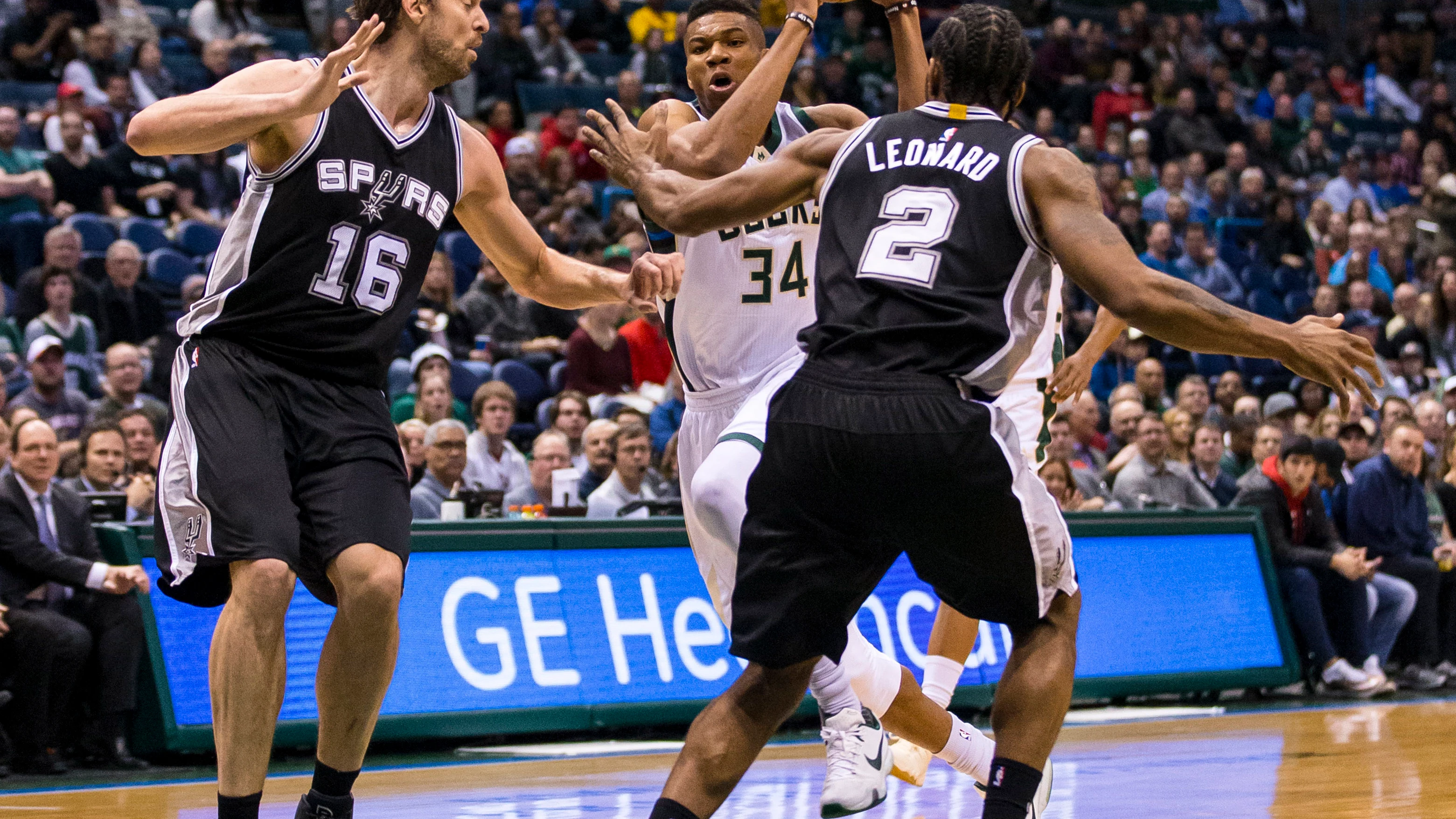 Pau Gasol y Leonard intentan defender a Antetokounmpo