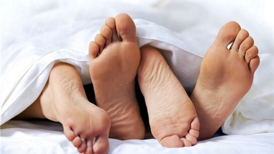 Una pareja en la cama