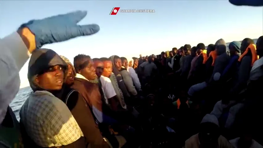 Frame 10.727397 de: Recuperan los cadáveres de 16 inmigrantes en el rescate de 791 refugiados en el Mediterráneo Frame 10.727397 de: Recuperan los cadáveres de 16 inmigrantes en el rescate de 791 refugiados en el Mediterráneo