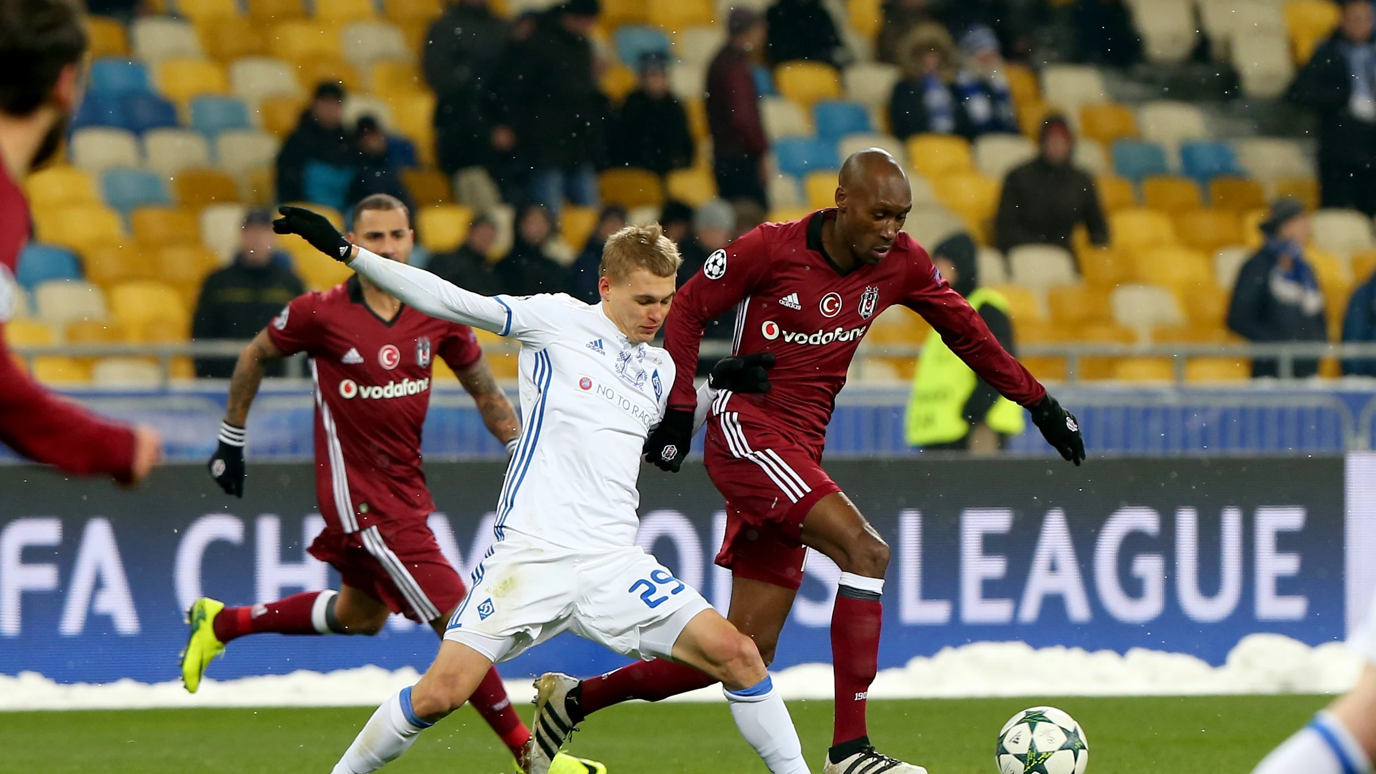 Momentos del encuentro entre el Dinamo de Kiev ante el Besiktas 
