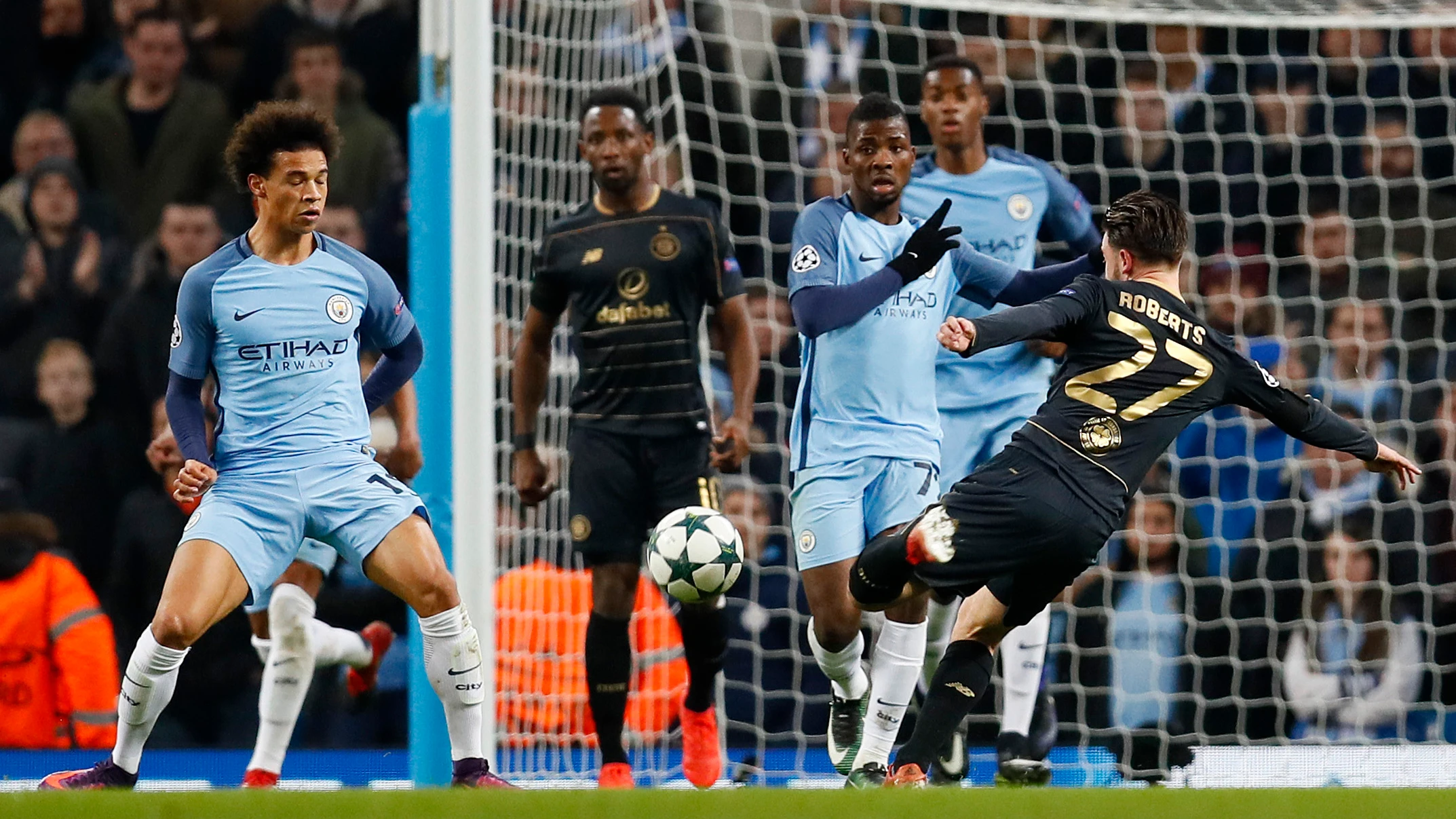 Roberts lanza a puerta ante el Manchester City Roberts lanza a puerta ante el Manchester City