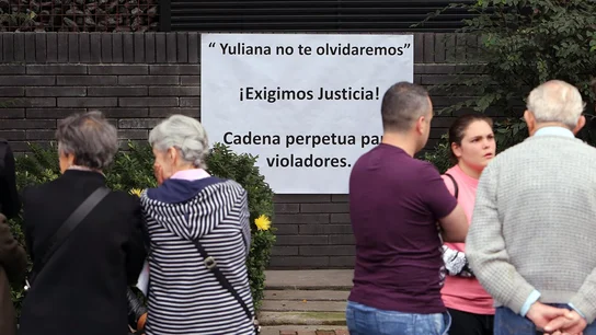 Cartel exigiendo justicia tras la muerte de la niña Yuliana, en Colombia Cartel exigiendo justicia tras la muerte de la niña Yuliana, en Colombia