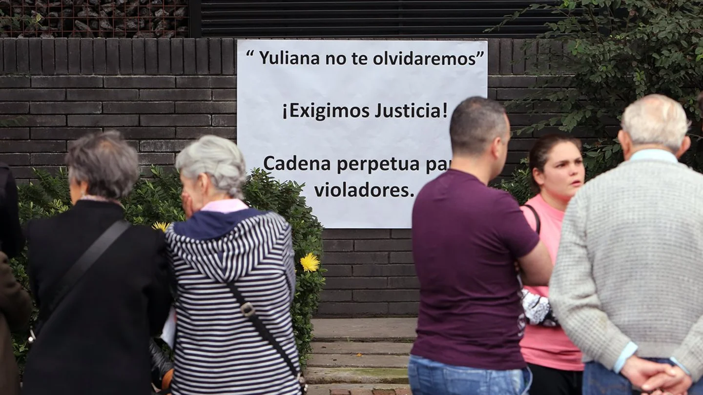 Cartel exigiendo justicia tras la muerte de la niña Yuliana, en Colombia Cartel exigiendo justicia tras la muerte de la niña Yuliana, en Colombia