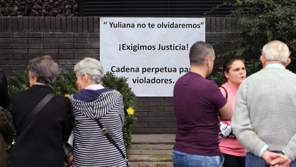 Cartel exigiendo justicia tras la muerte de la niña Yuliana, en Colombia