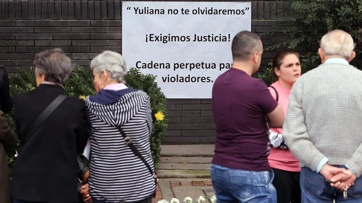 Cartel exigiendo justicia tras la muerte de la niña Yuliana, en Colombia