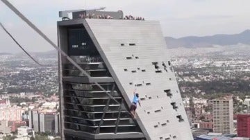 Frame 152.568098 de: Bate el récord de cuerda floja entre dos rascacielos en México