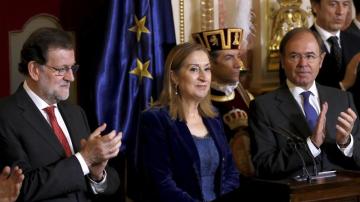 La presidenta del Congreso, Ana Pastor, el presidente del Gobierno, Mariano Rajoy, y el presidente del Senado, Pío García Escudero