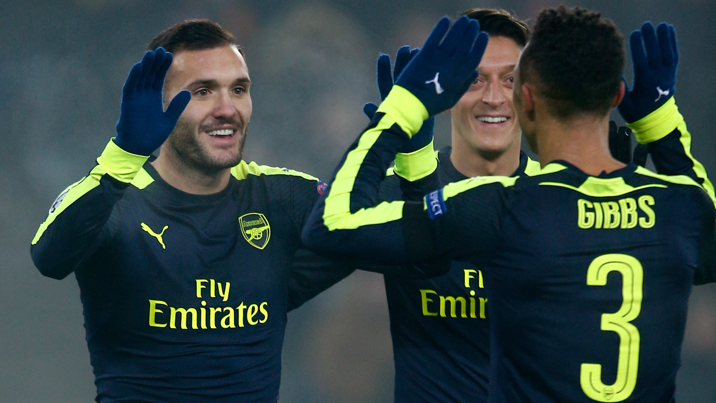 Lucas Pérez celebra uno de sus goles ante el Basilea