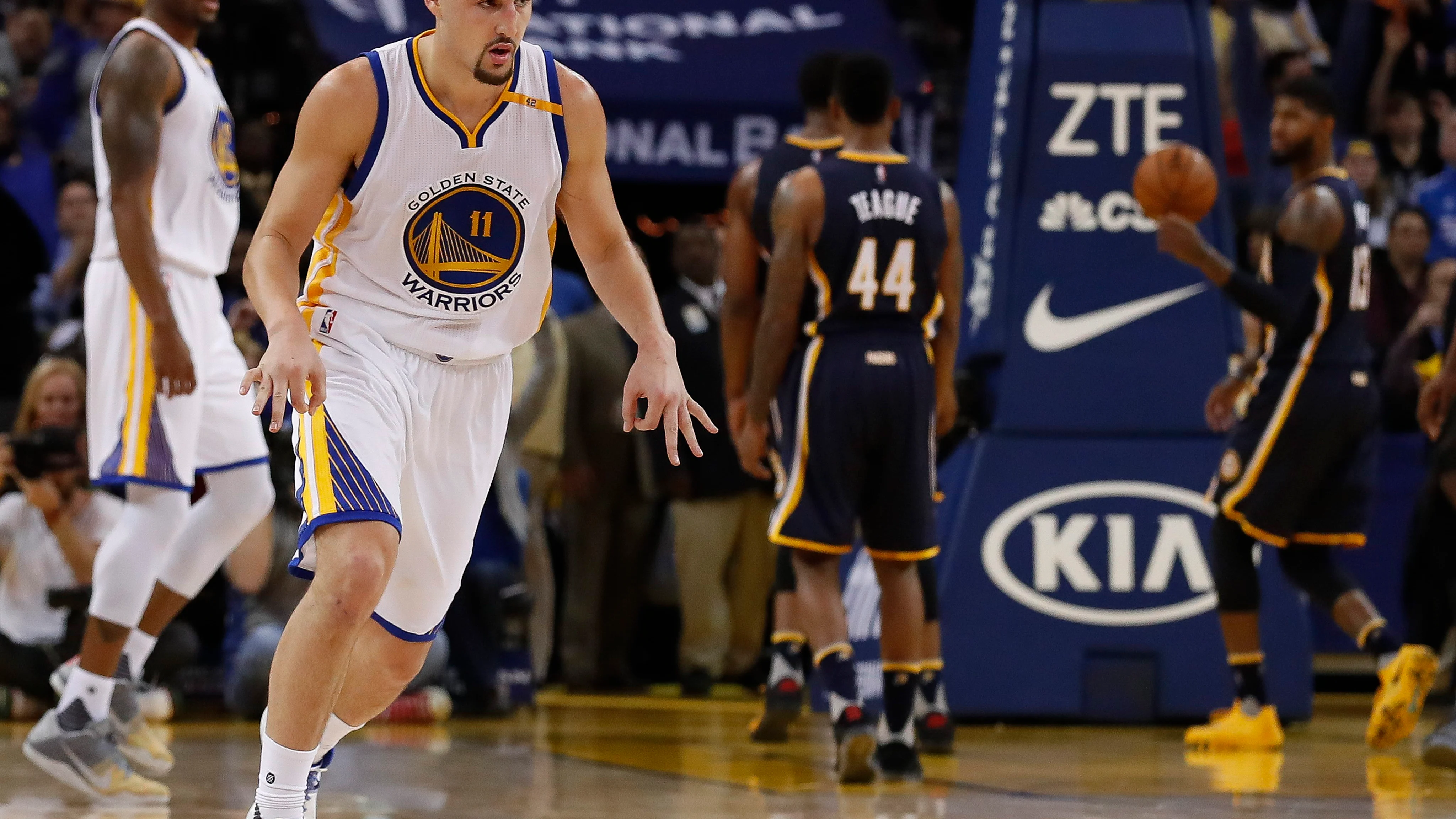 Klay Thompson celebra uno de sus triples contra los Pacers