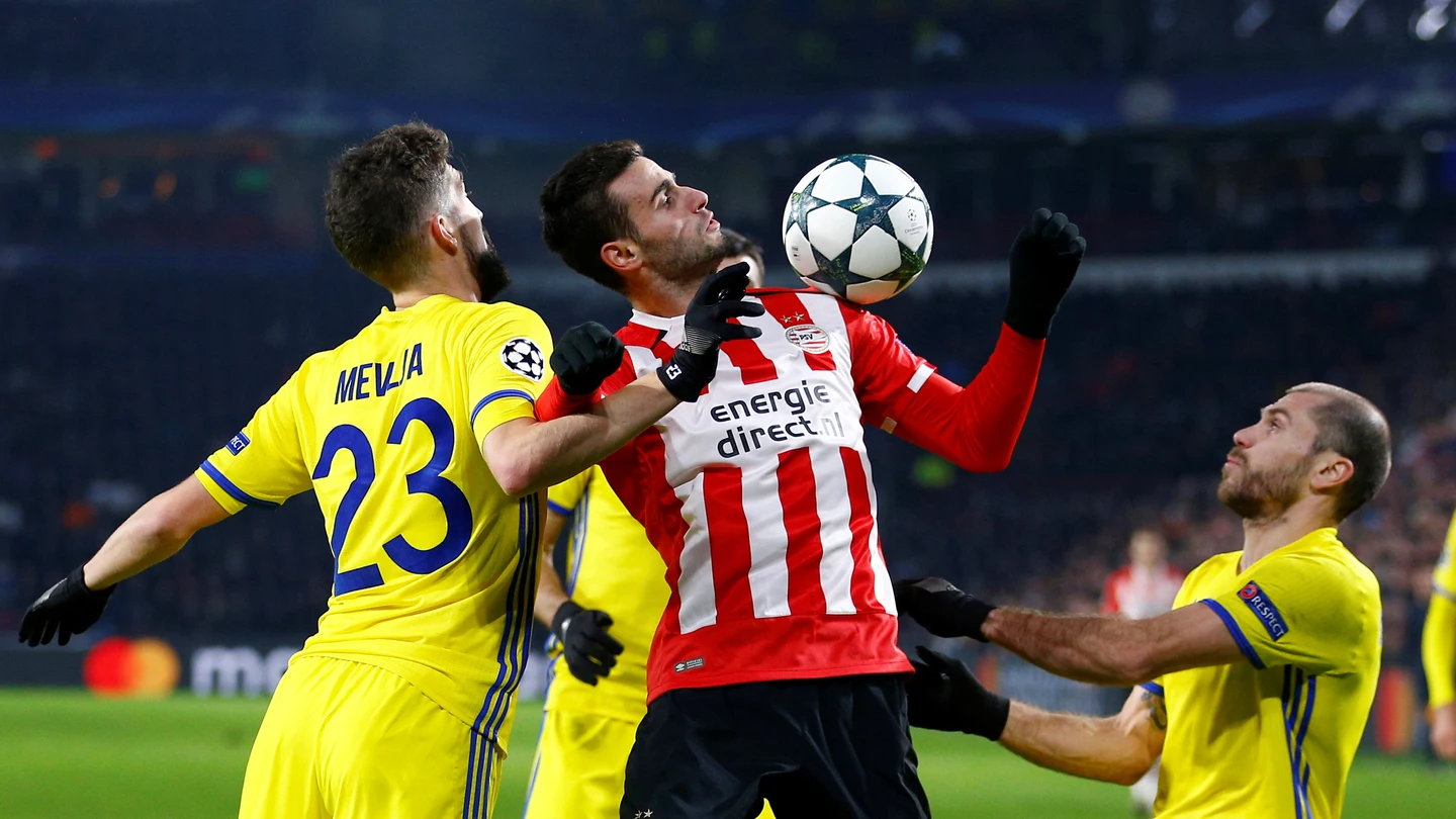 Gaston Pereiro controla un balón ante tres jugadores del Rostov Gaston Pereiro controla un balón ante tres jugadores del Rostov