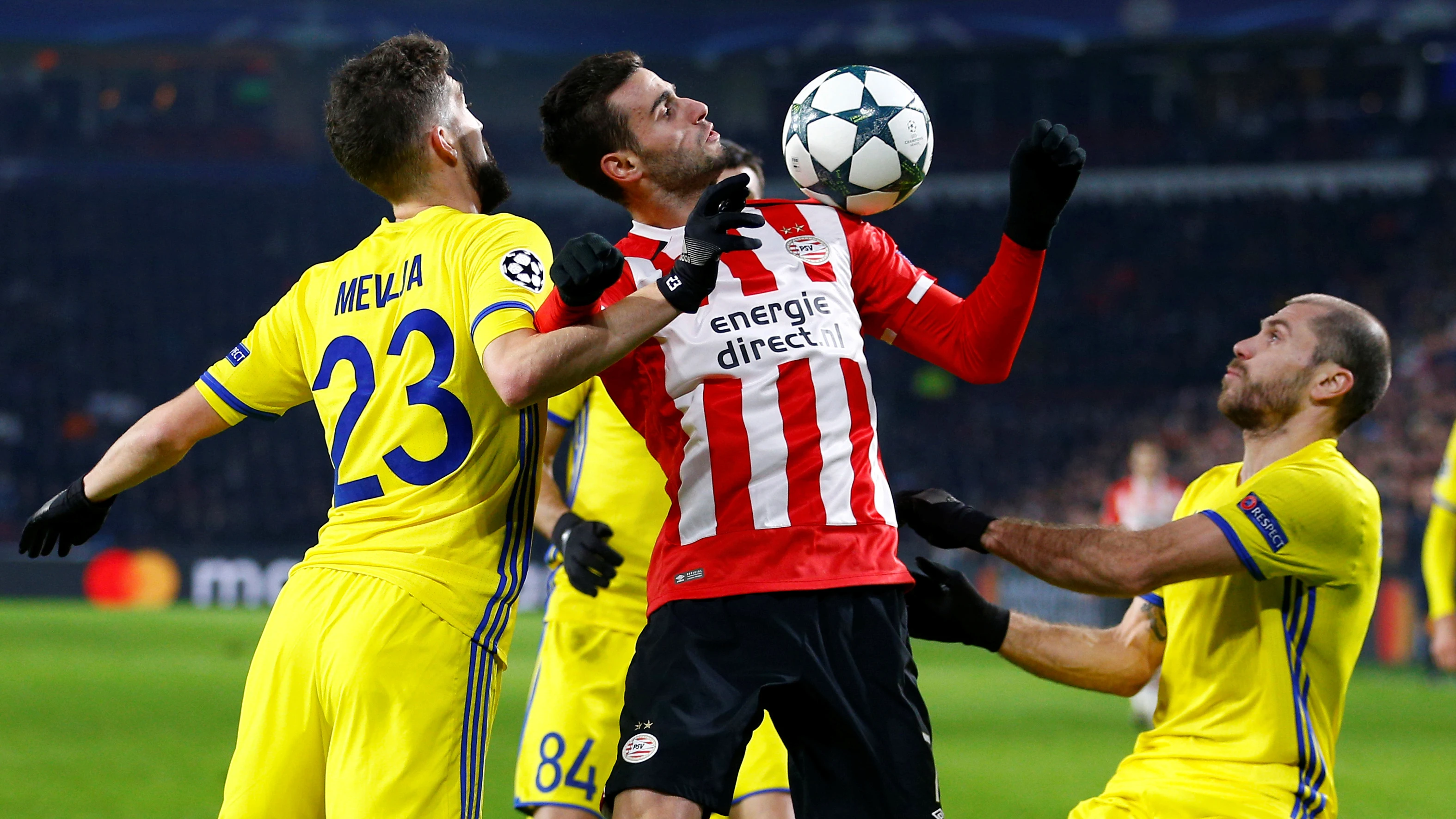 Gaston Pereiro controla un balón ante tres jugadores del Rostov Gaston Pereiro controla un balón ante tres jugadores del Rostov