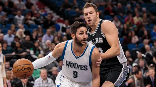 Ricky Rubio intenta entrar a canasta ante la defensa de David Lee Ricky Rubio intenta entrar a canasta ante la defensa de David Lee
