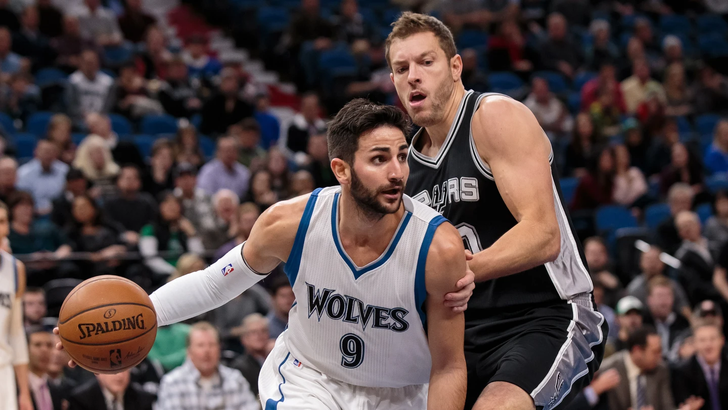 Ricky Rubio intenta entrar a canasta ante la defensa de David Lee Ricky Rubio intenta entrar a canasta ante la defensa de David Lee