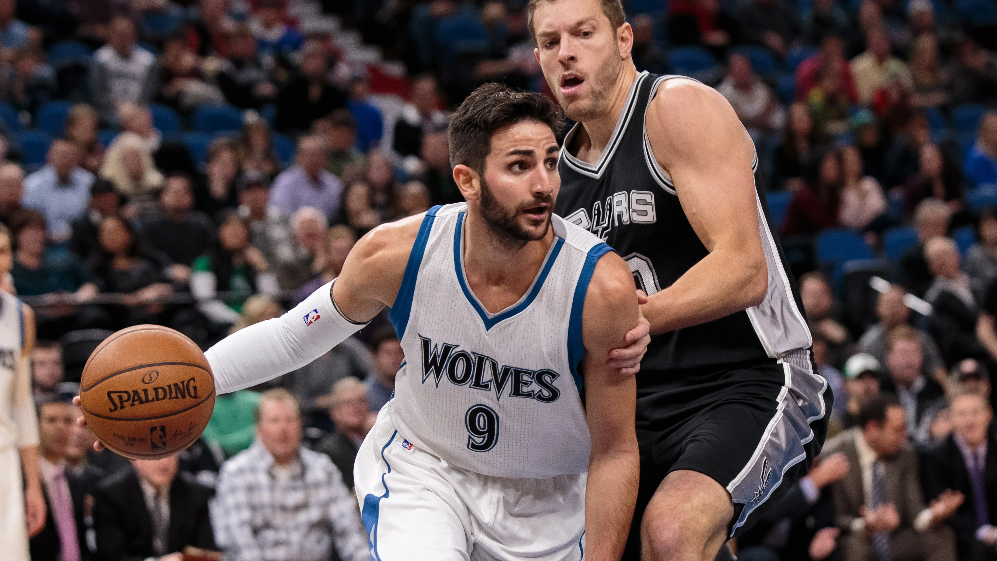 Ricky Rubio intenta entrar a canasta ante la defensa de David Lee