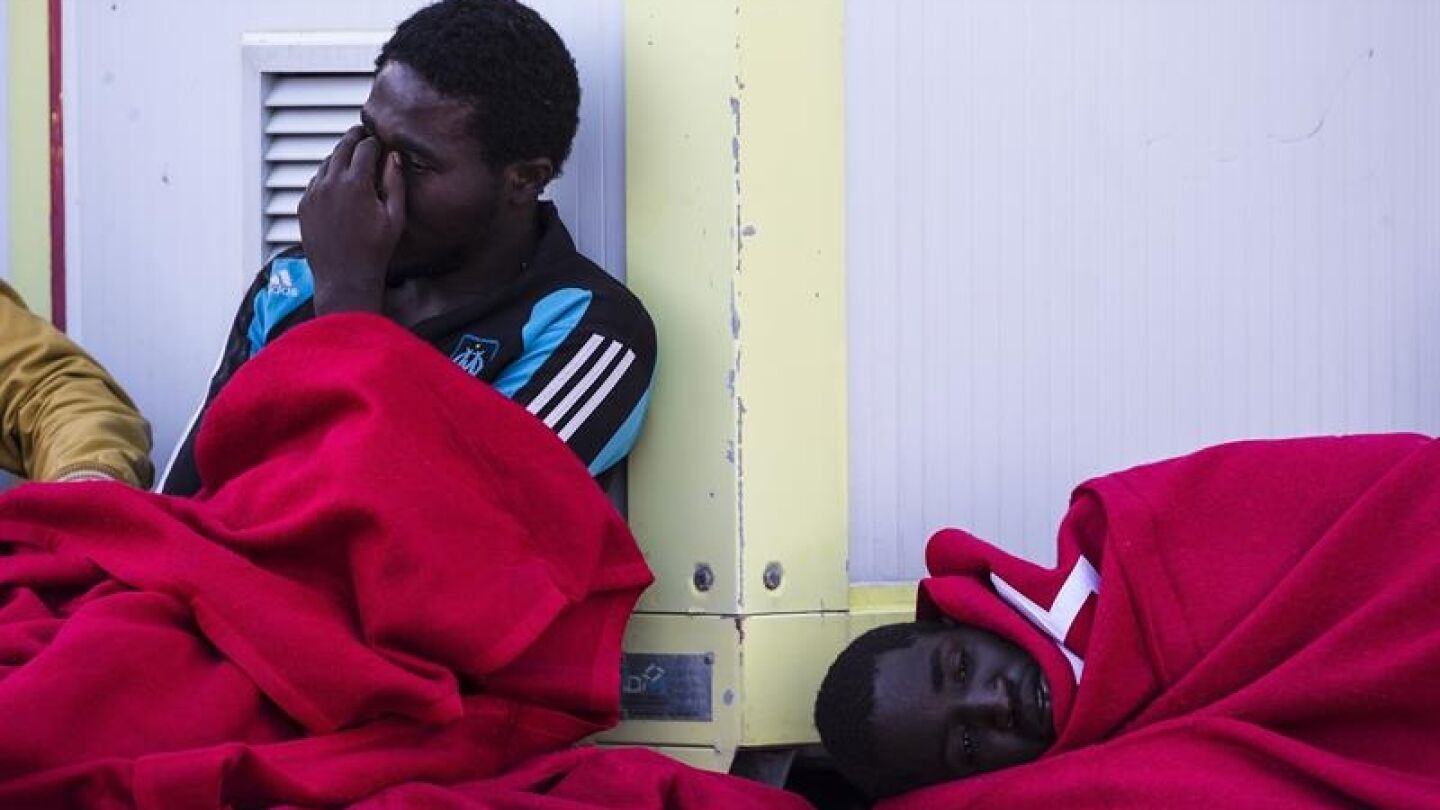 Unos inmigrantes rescatados con vida de una patera que naufrag&oacute; tras zarpar desde una playa de Alhucemas (Marruecos)
