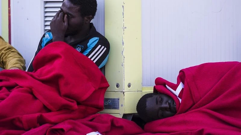 Unos inmigrantes rescatados de una patera Unos inmigrantes rescatados con vida de una patera que naufragó tras zarpar desde una playa de Alhucemas (Marruecos)