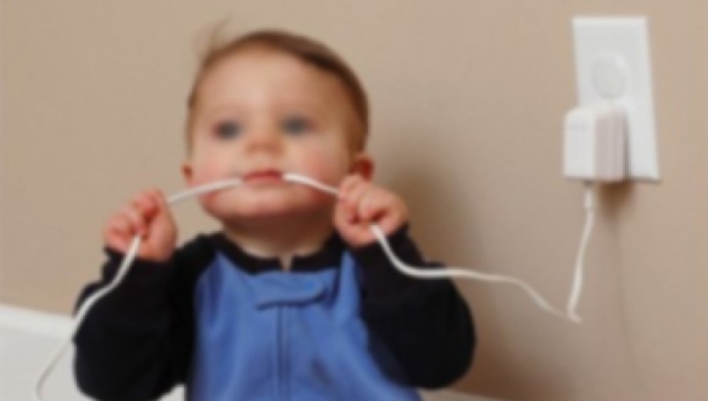 Un bebé muerde un cable (Archivo)