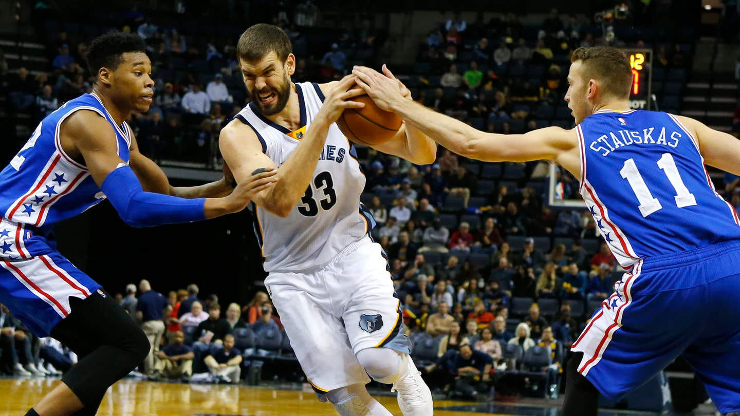 Marc Gasol se abre paso hasta el aro Marc Gasol se abre paso hasta el aro