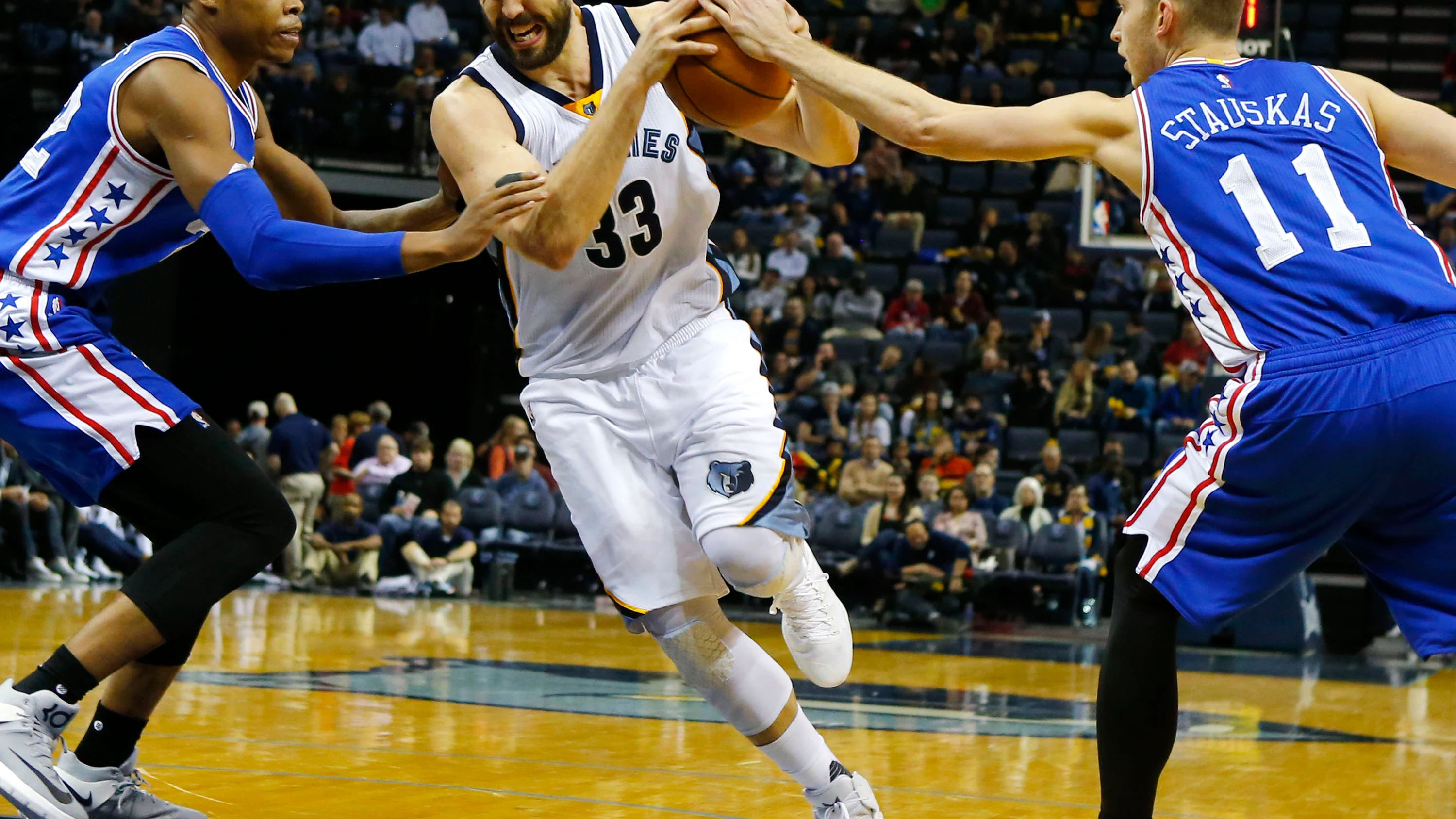 Marc Gasol se abre paso hasta el aro