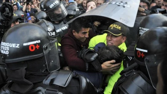 Los manifestantes intentan agredir al presunto violador durante su traslado a los juzgados Los manifestantes intentan agredir al presunto violador durante su traslado a los juzgados