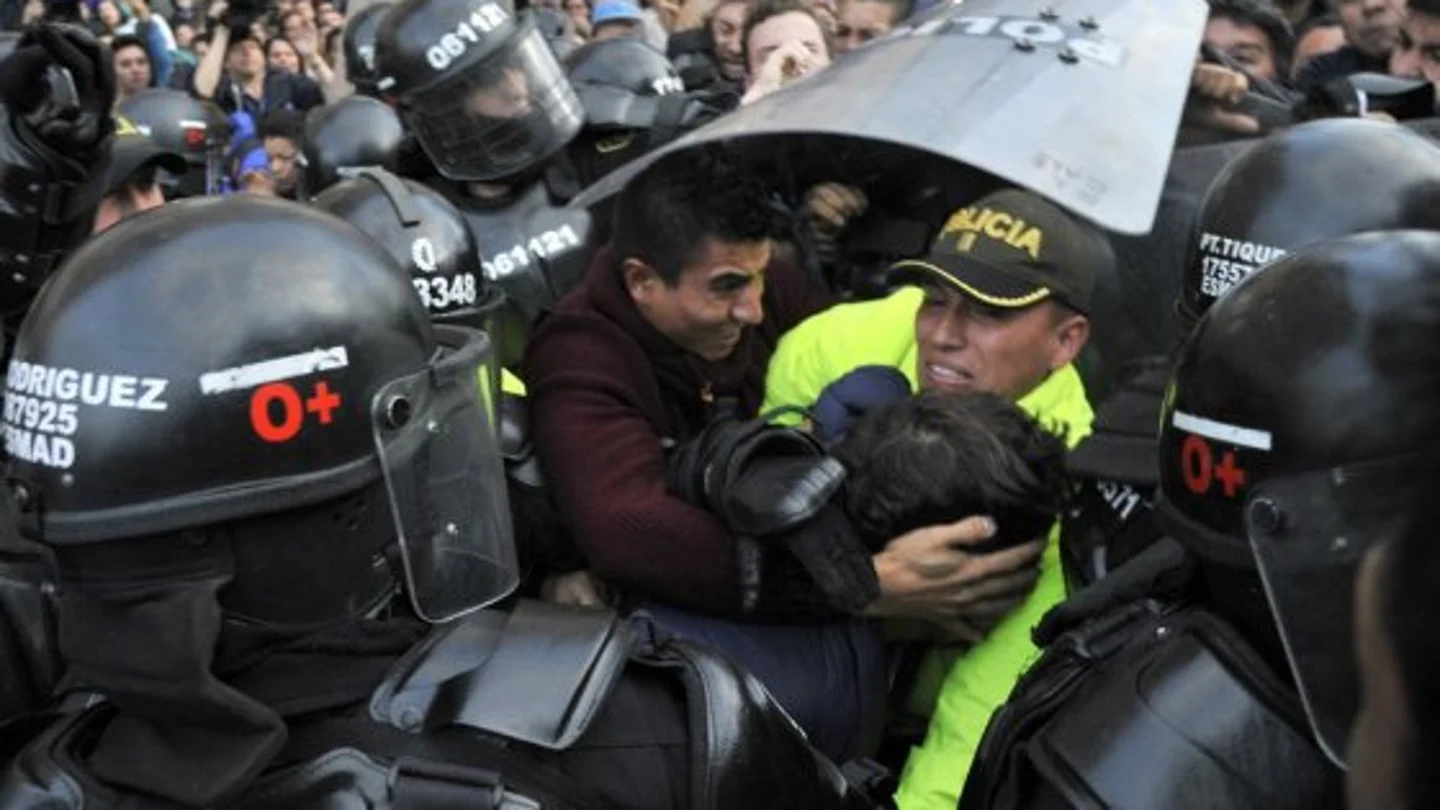Los manifestantes intentan agredir al presunto violador durante su traslado a los juzgados Los manifestantes intentan agredir al presunto violador durante su traslado a los juzgados