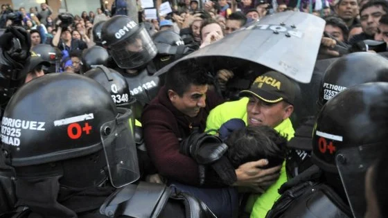 Los manifestantes intentan agredir al presunto violador durante su traslado a los juzgados