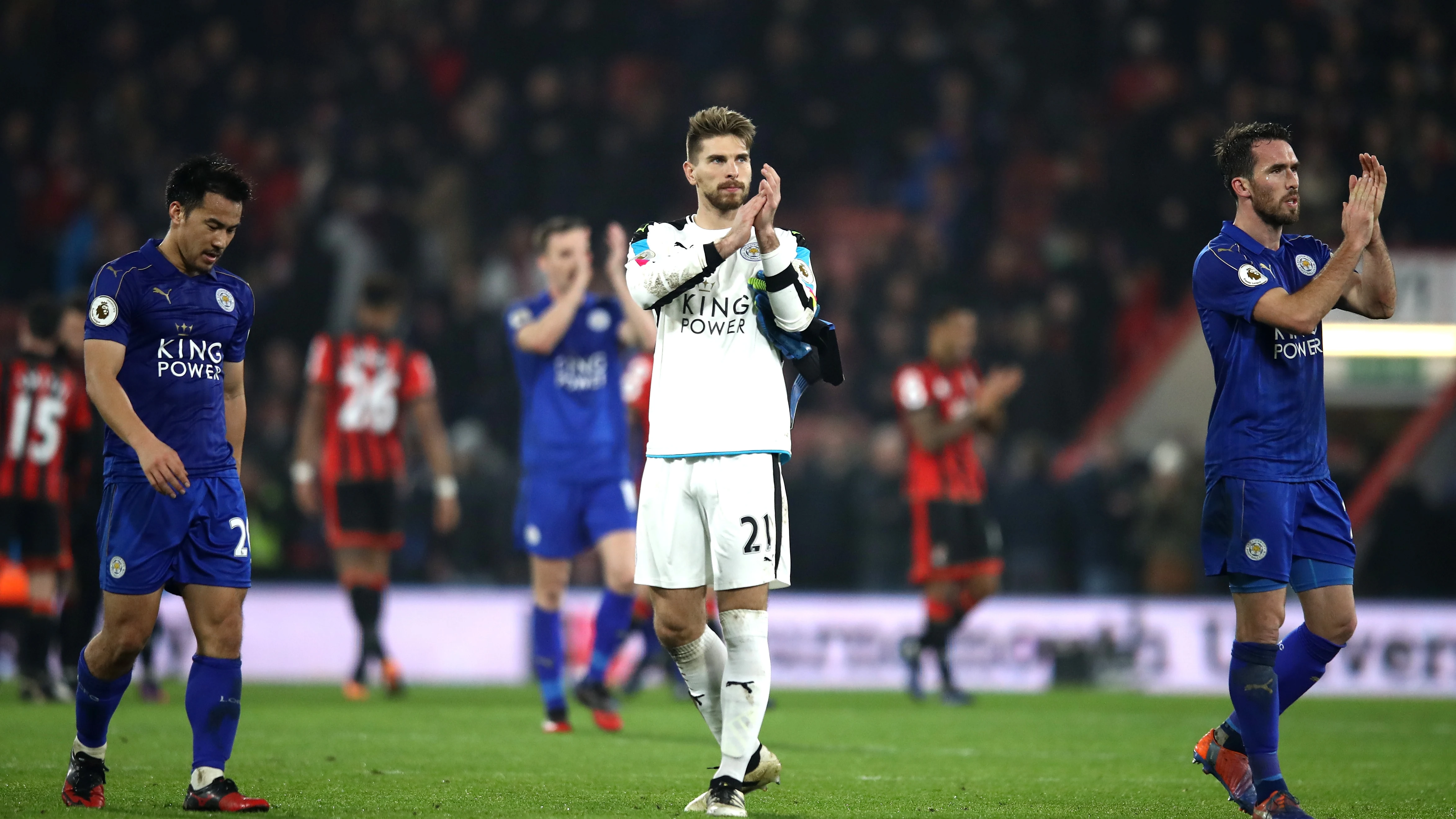 Los jugadores del Leicester se lamentan tras la derrota