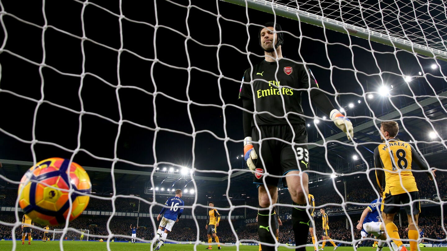 Petr Cech se lamenta tras encajar un gol