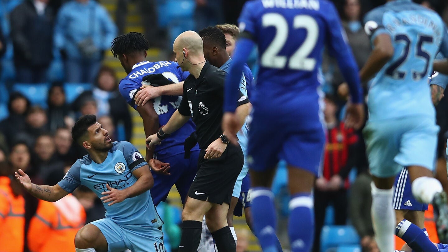 Ag&uuml;ero, en mitad de la trifulca final del City-Chelsea