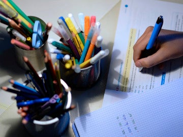 Un estudiante haciendo deberes Un estudiante haciendo deberes