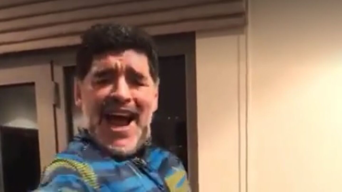 Maradona bailando en una cinta de correr 