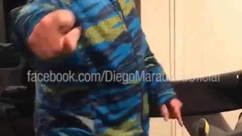 Maradona bailando en una cinta de correr Maradona bailando en una cinta de correr
