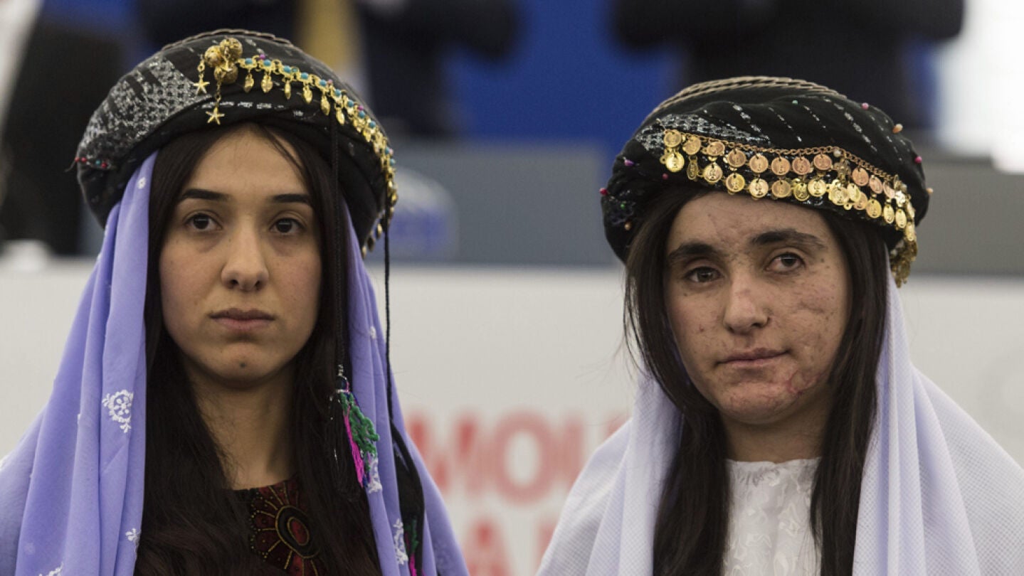 Nadia Murad (i) y Lamiya Aji Bashar, supervivientes de la esclavitud sexual de Daesh
