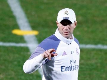 Zinedine Zidane, en un entrenamiento en Yokohama Zinedine Zidane, en un entrenamiento en Yokohama