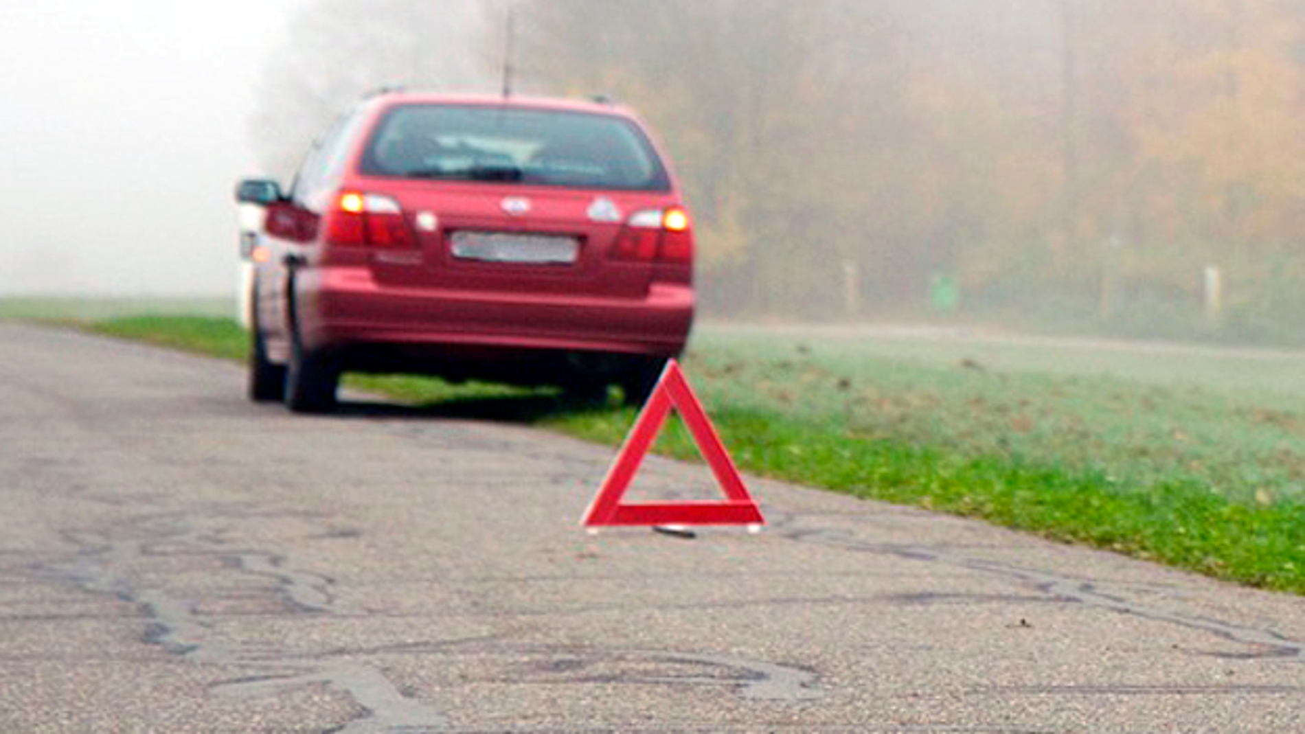Coche averiado en la carretera