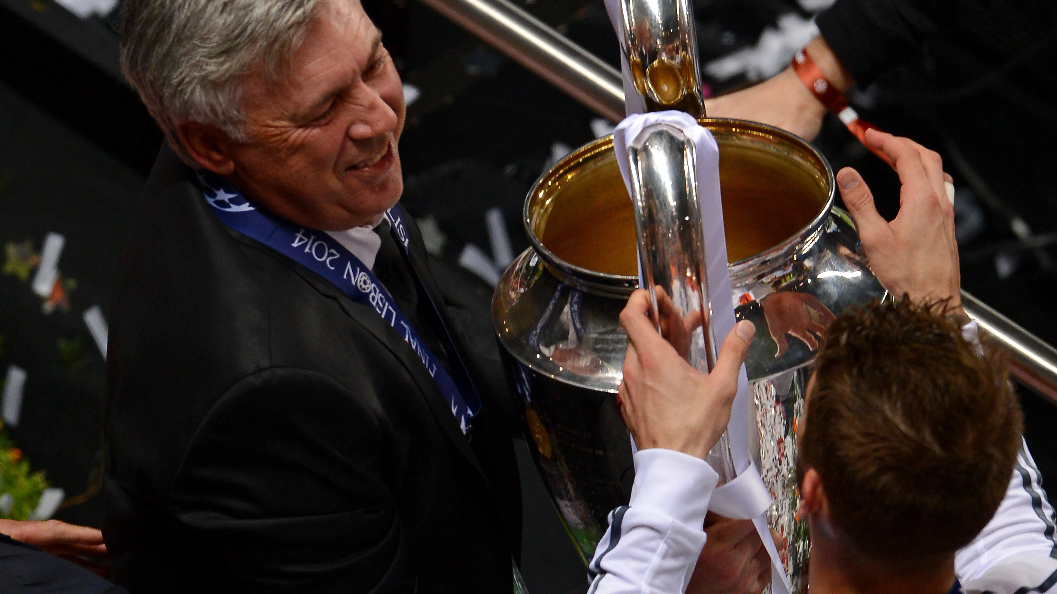 Ancelotti junto a Ramos tras ganar la 'Decima' en Lisboa Ancelotti junto a Ramos tras ganar la 'Decima' en Lisboa