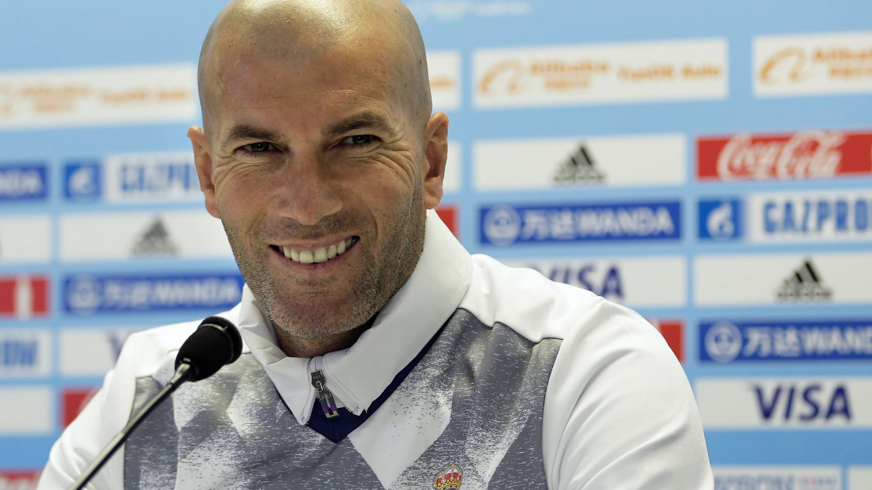 Zinedine Zidane, sonriente en una rueda de prensa